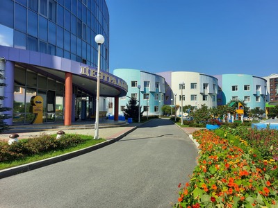 "Центральный корпус", на заднем плане "Цветочный корпус"