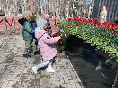 Возложение цветов к Мемориалу Славы в Парке Победы