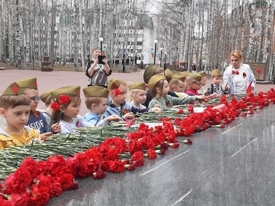 Возложение цветов к Мемориалу Славы в Парке Победы