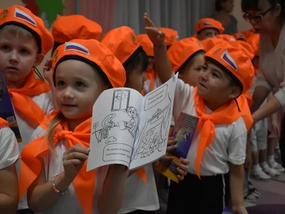 Дети рассматривают подарки