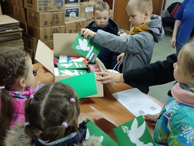 Дети с открытками