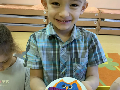 ребенок с готовой работой