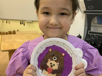 ребенок с готовой работой