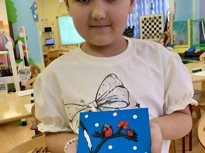 ребенок с готовой работой