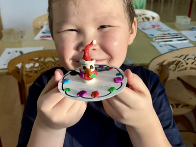 ребенок с готовой работой