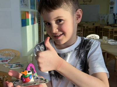 ребенок с готовой работой