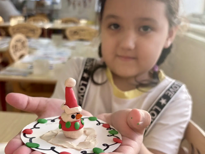 ребенок с готовой работой