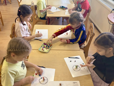 ребенок с готовой работой