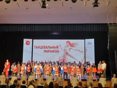 На городской сцене. Участники танцевального марафона