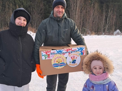 Семья с подарками